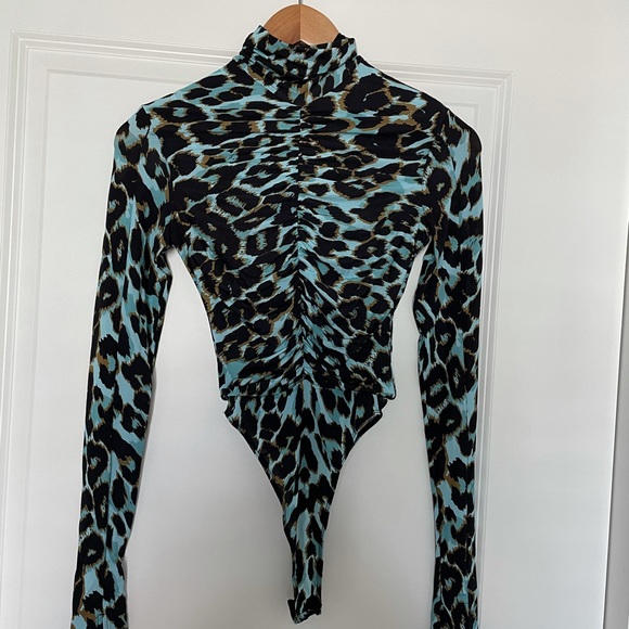 Alex Perry Long Sleeve Ruched Bodysuit in Stretch Jersey - Picture 5 of 8